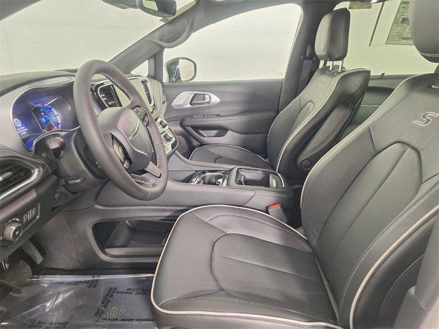 new 2025 Chrysler Pacifica Hybrid car, priced at $52,580