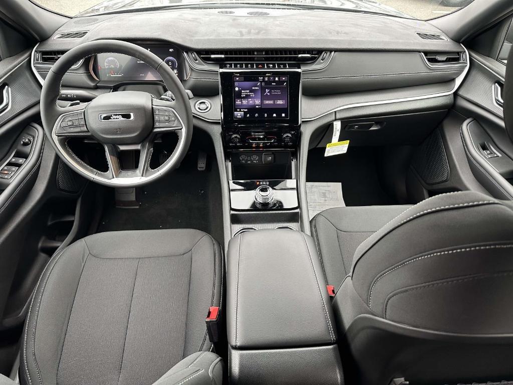new 2025 Jeep Grand Cherokee car, priced at $39,300