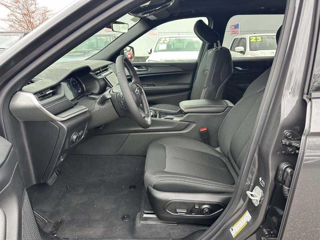 new 2025 Jeep Grand Cherokee car, priced at $39,300