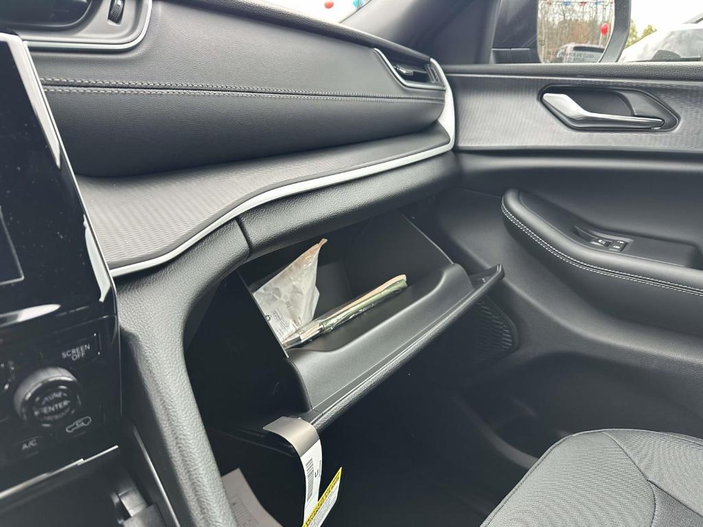 new 2025 Jeep Grand Cherokee car, priced at $39,300