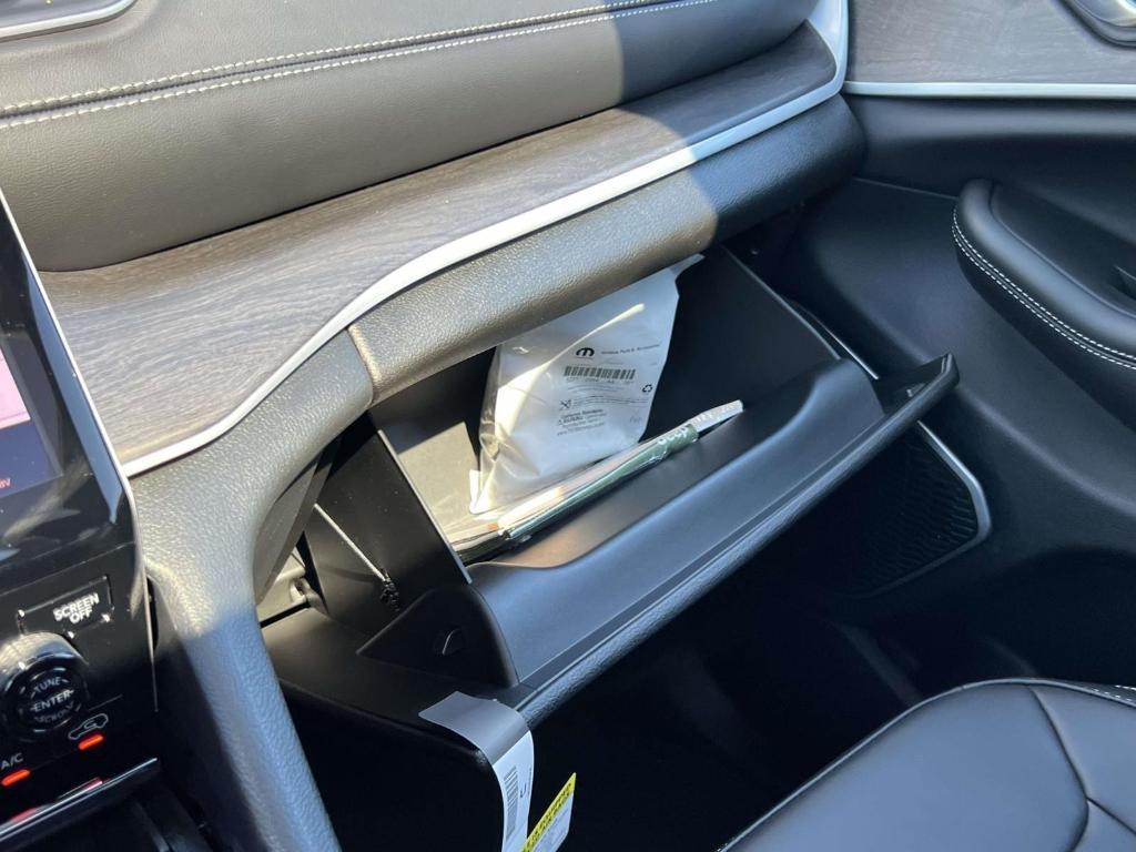 new 2025 Jeep Grand Cherokee car, priced at $50,840