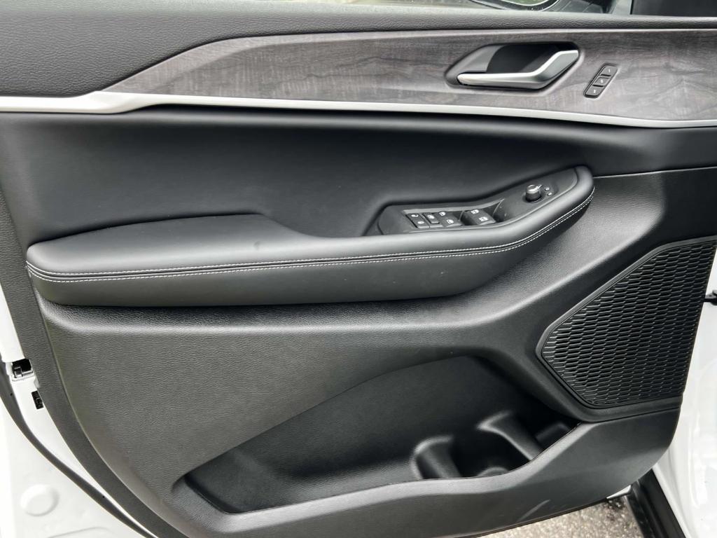 new 2025 Jeep Grand Cherokee L car, priced at $48,015