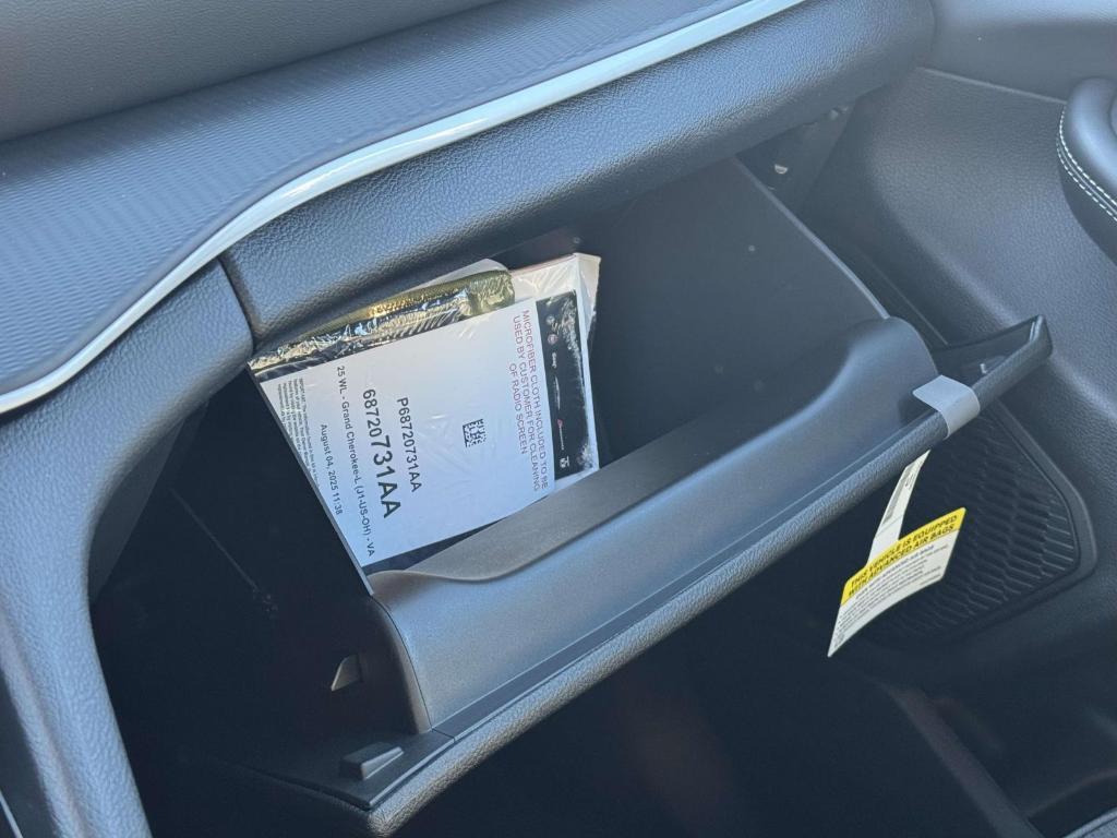 new 2025 Jeep Grand Cherokee car, priced at $45,300