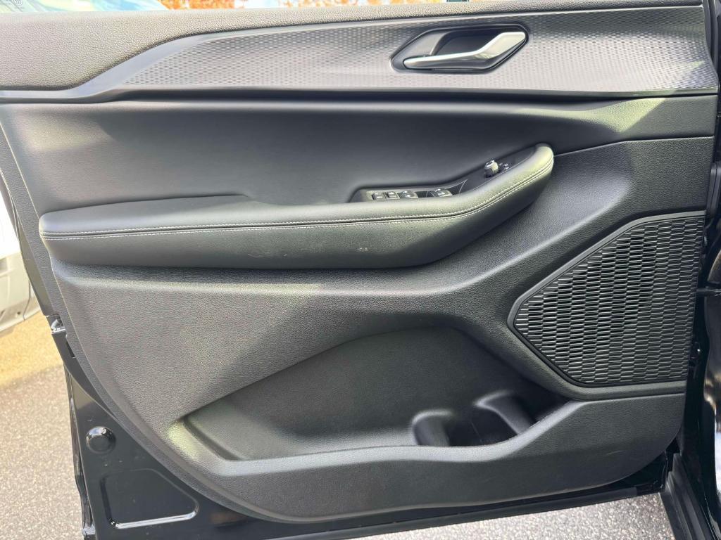 used 2025 Jeep Grand Cherokee car, priced at $36,995