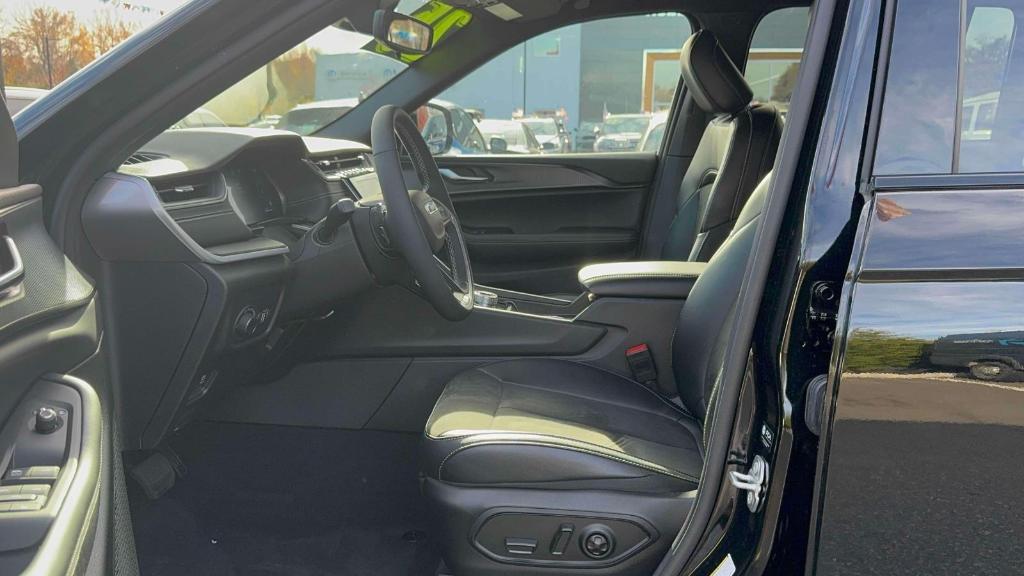 used 2025 Jeep Grand Cherokee car, priced at $36,995