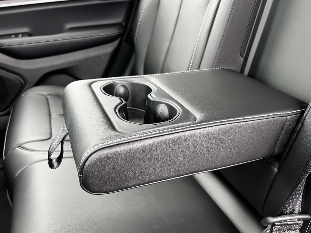 new 2025 Jeep Grand Cherokee car, priced at $49,140