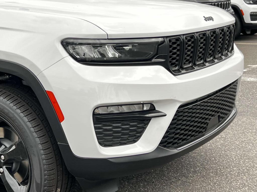 new 2025 Jeep Grand Cherokee car, priced at $49,140