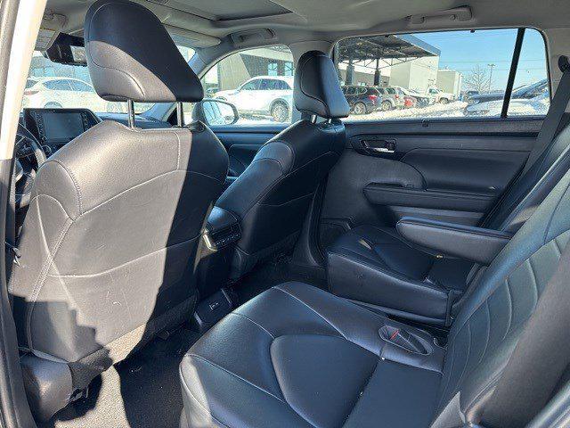 used 2022 Toyota Highlander car, priced at $32,285