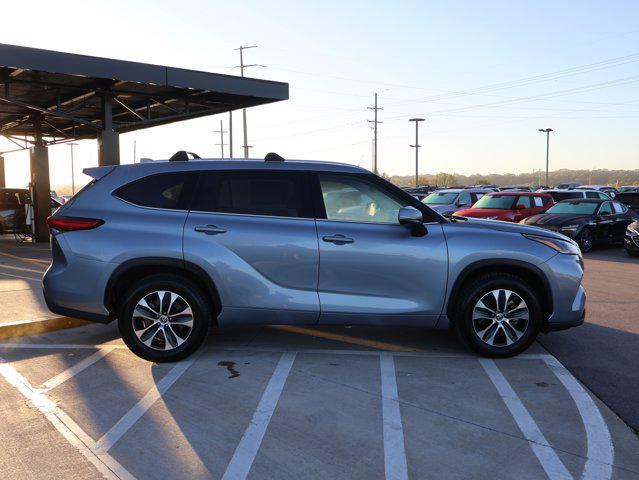 used 2021 Toyota Highlander car, priced at $29,995