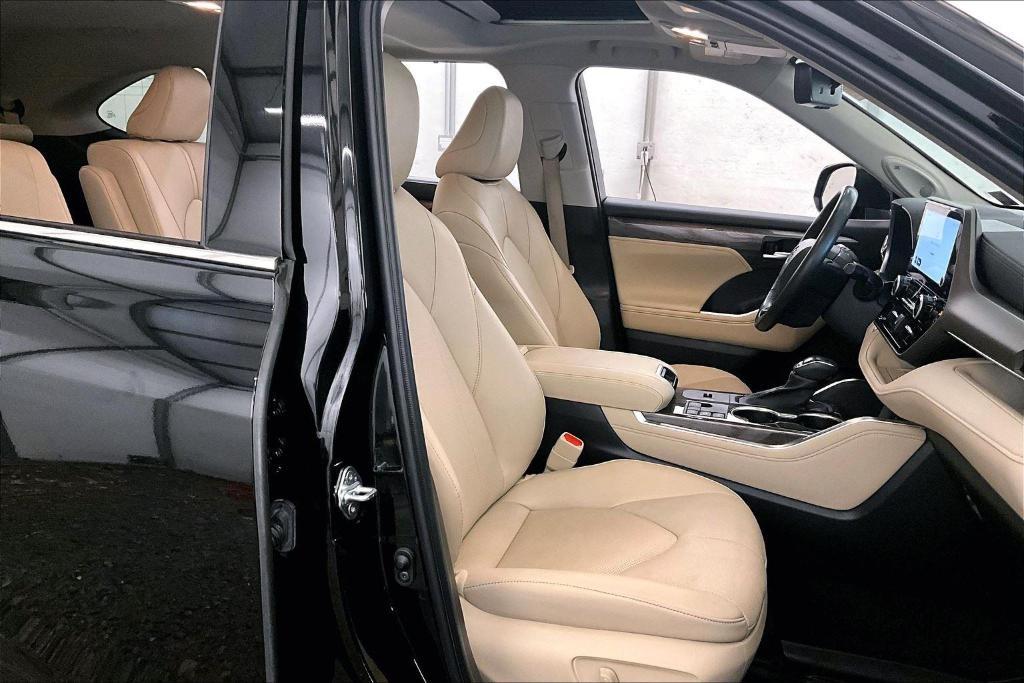used 2023 Toyota Highlander Hybrid car, priced at $39,500