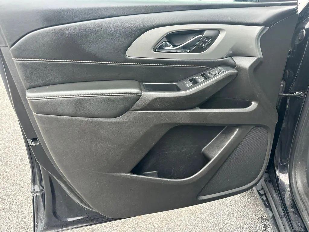 used 2021 Chevrolet Traverse car, priced at $17,913