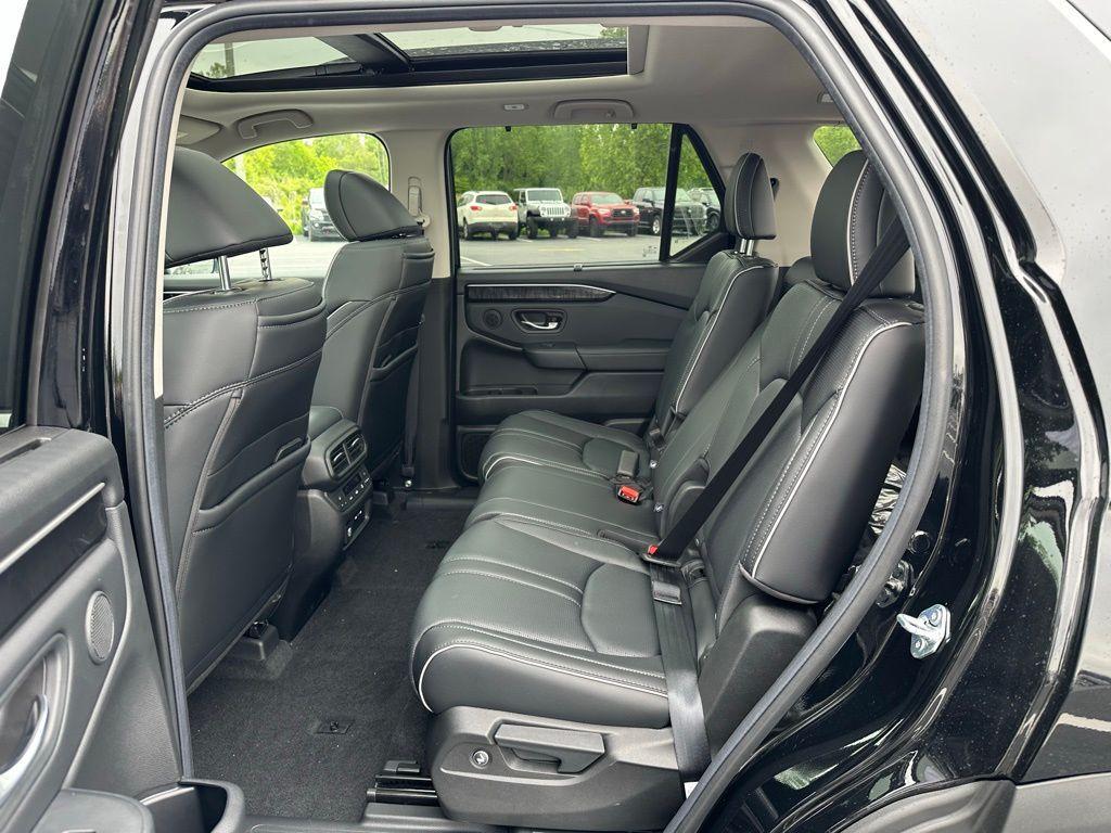 new 2025 Honda Pilot car, priced at $56,250