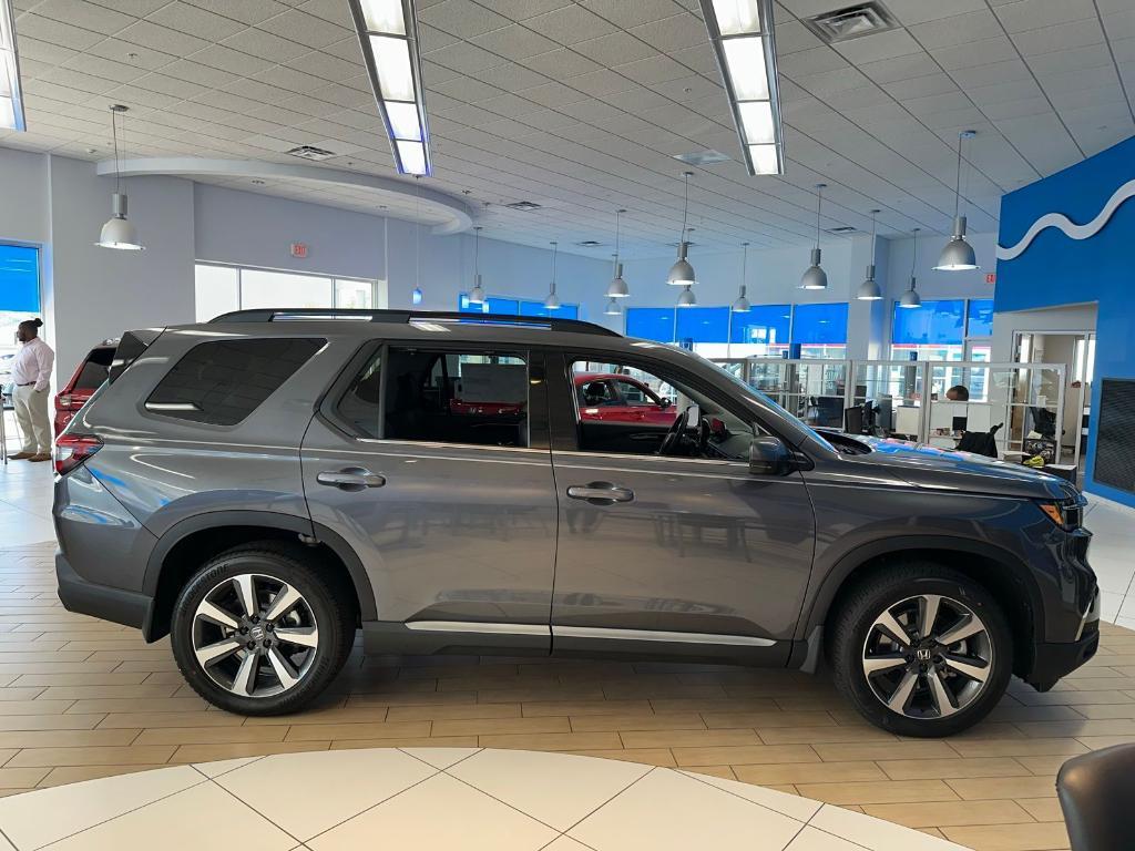 new 2025 Honda Pilot car, priced at $51,095