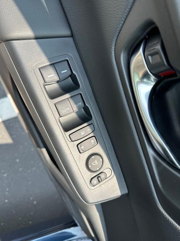 new 2026 Honda CR-V Hybrid car, priced at $40,195