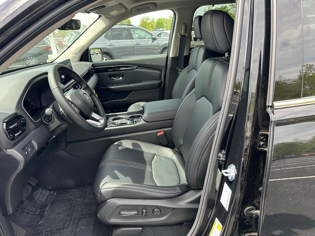 new 2025 Honda Pilot car, priced at $51,825