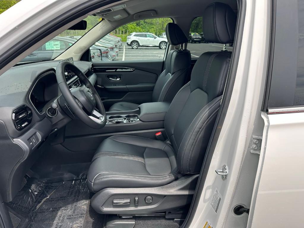 new 2025 Honda Pilot car, priced at $47,550