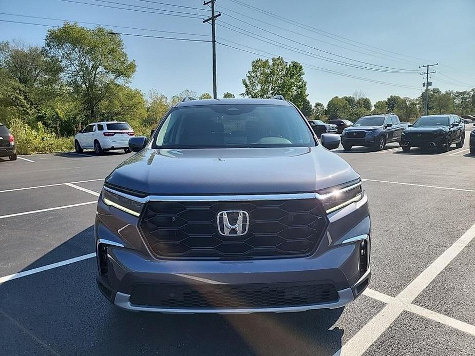 new 2025 Honda Pilot car, priced at $50,695