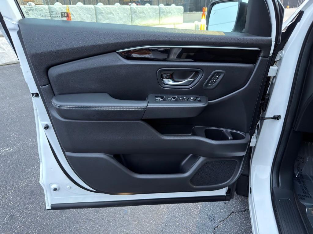 used 2025 Honda Pilot car, priced at $44,800