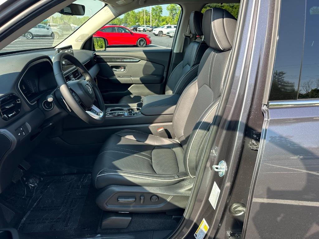 new 2025 Honda Pilot car, priced at $54,530