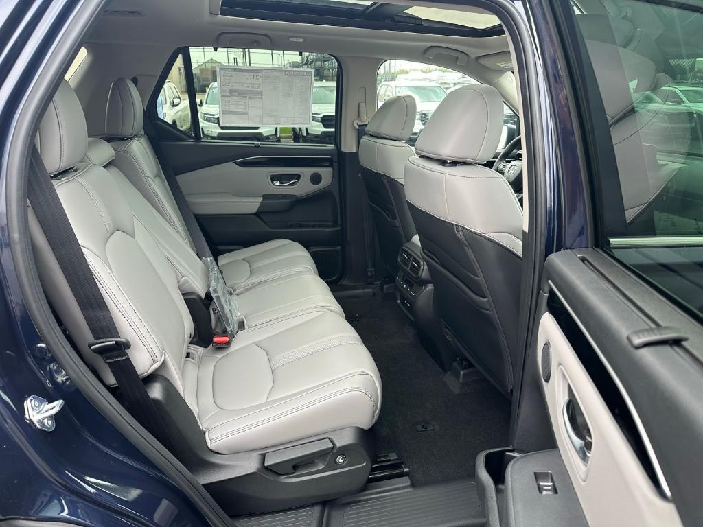 new 2025 Honda Pilot car, priced at $51,825