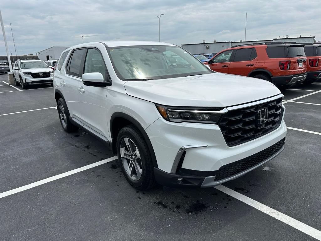 new 2025 Honda Pilot car, priced at $47,550