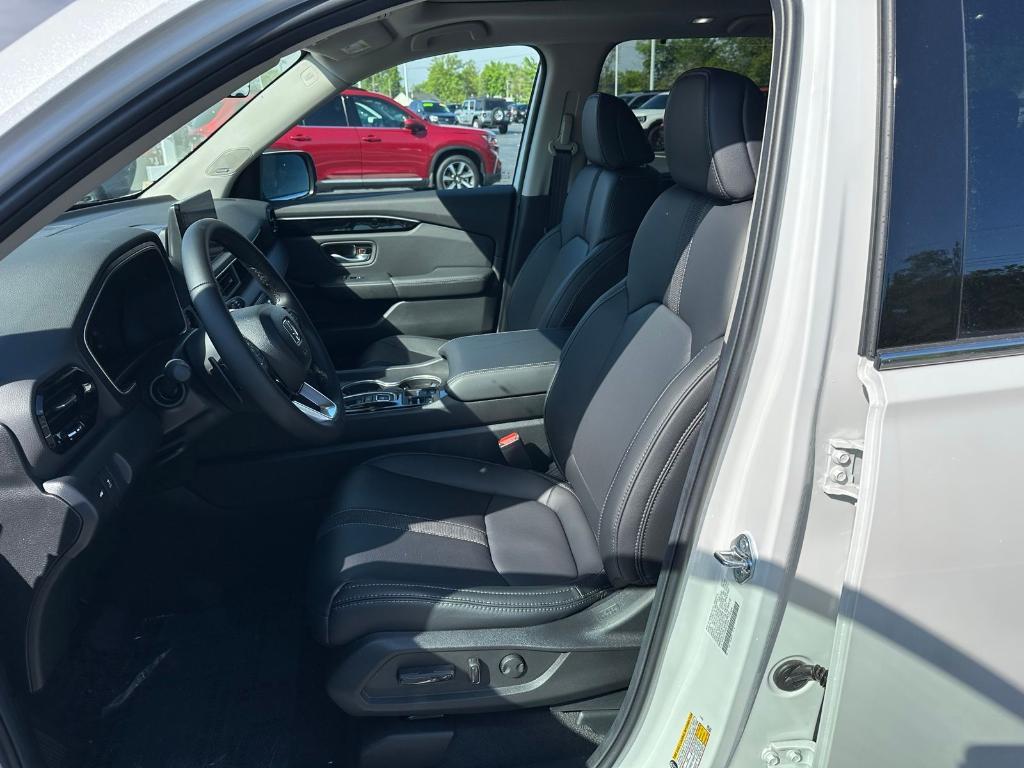 new 2025 Honda Pilot car, priced at $51,550
