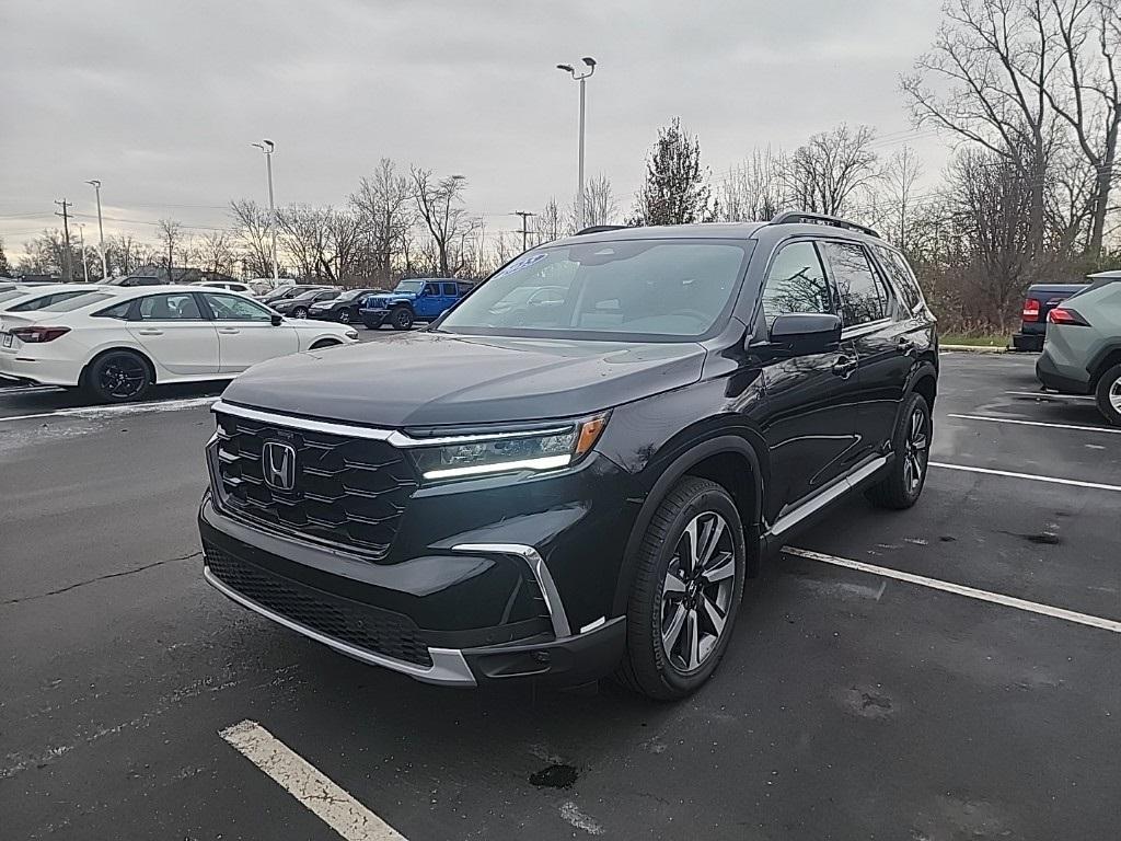 new 2025 Honda Pilot car, priced at $50,995