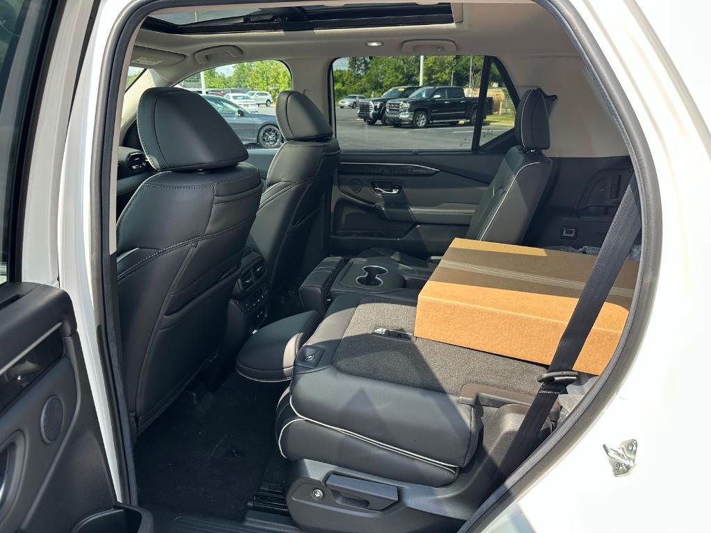 new 2025 Honda Pilot car, priced at $55,715