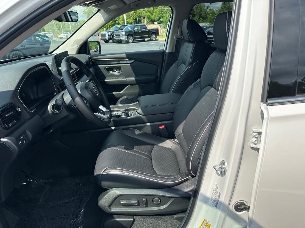 new 2025 Honda Pilot car, priced at $55,715
