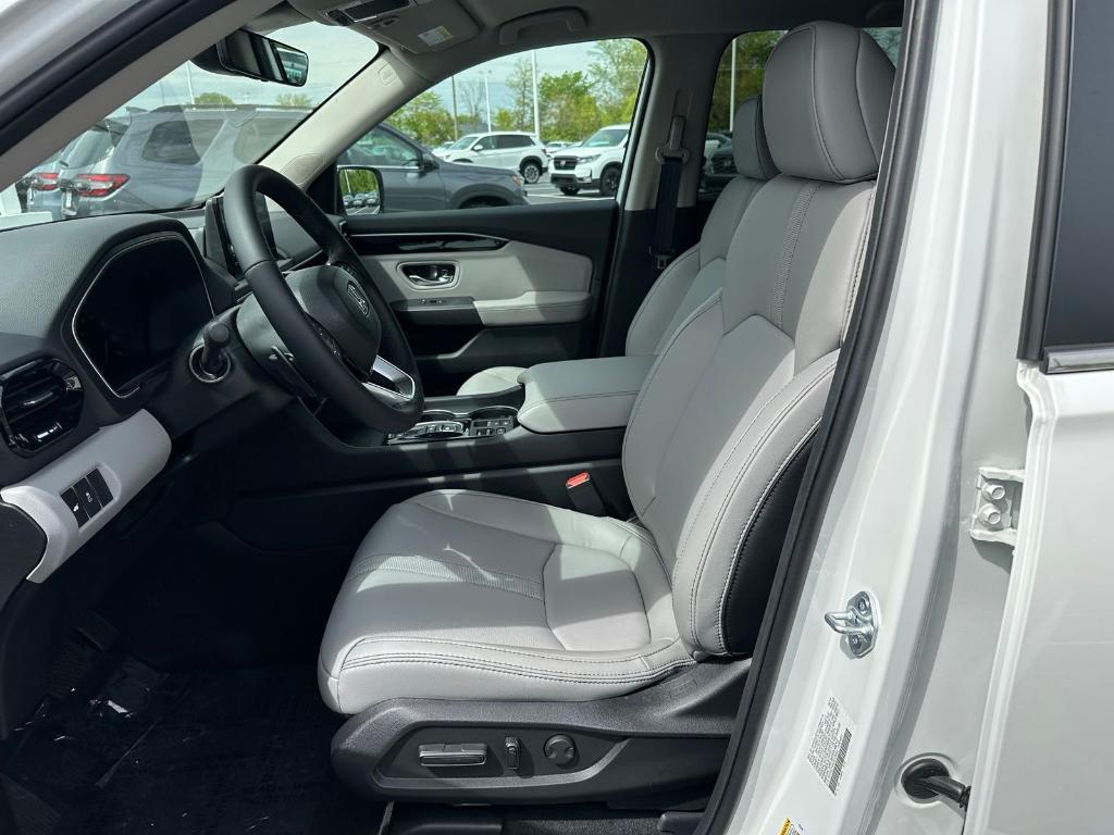 new 2025 Honda Pilot car, priced at $48,280