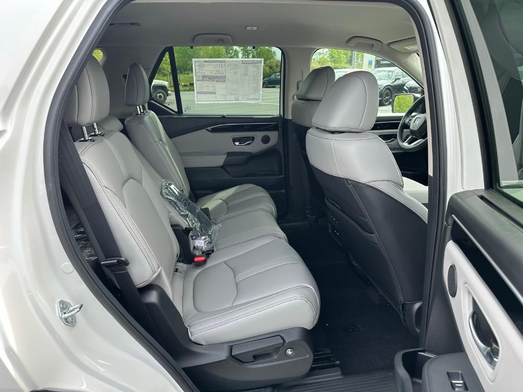 new 2025 Honda Pilot car, priced at $48,280