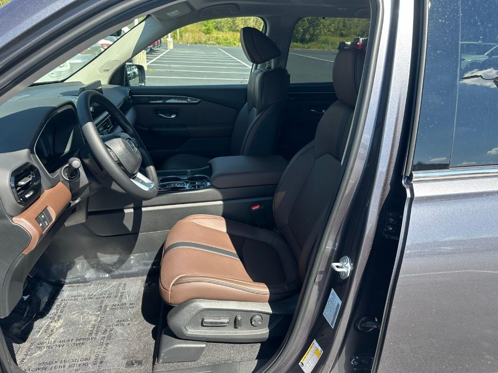 new 2025 Honda Pilot car, priced at $54,575
