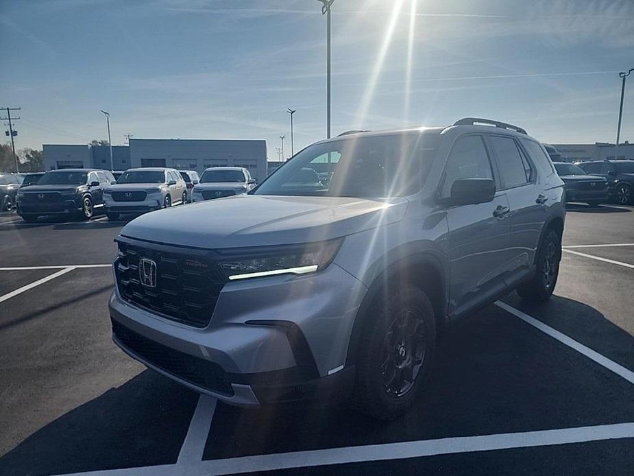 new 2025 Honda Pilot car, priced at $51,580