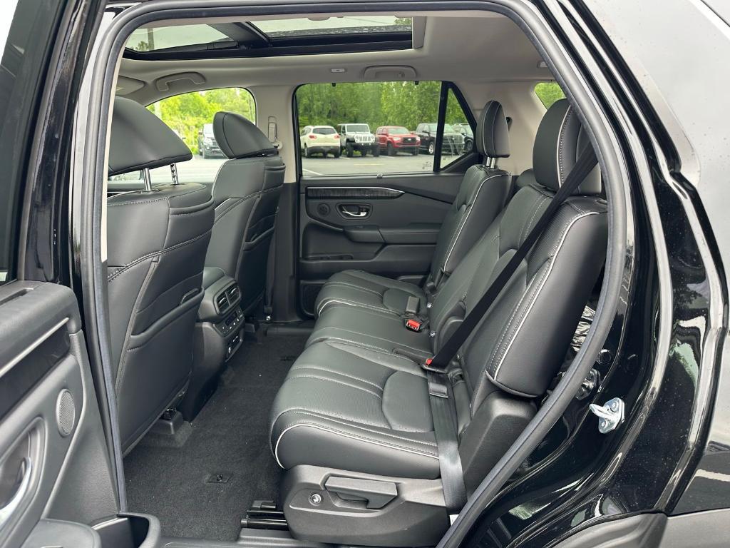 new 2025 Honda Pilot car, priced at $55,305