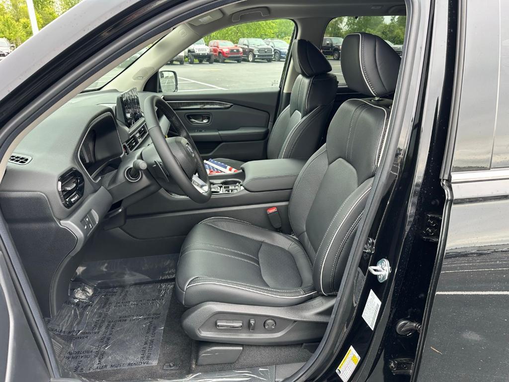 new 2025 Honda Pilot car, priced at $55,305
