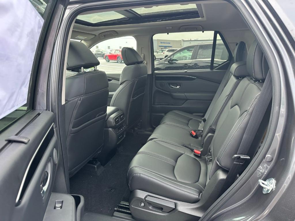 new 2025 Honda Pilot car, priced at $51,825