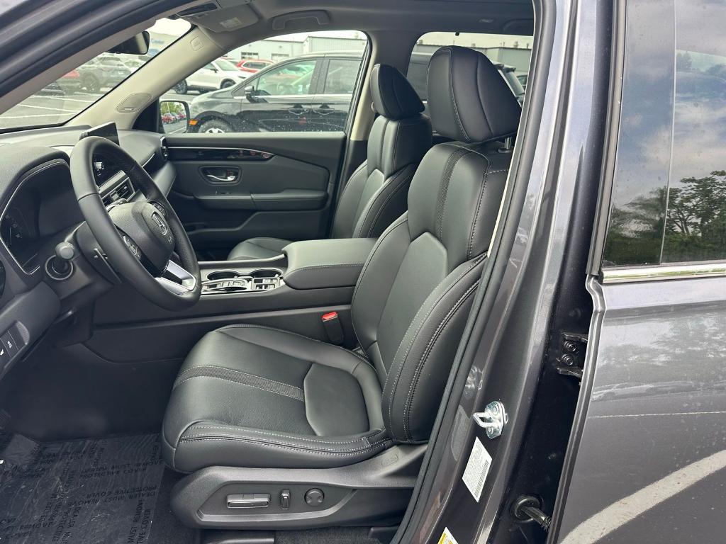 new 2025 Honda Pilot car, priced at $51,825