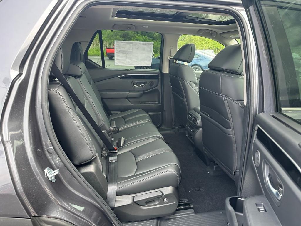 new 2025 Honda Pilot car, priced at $51,825