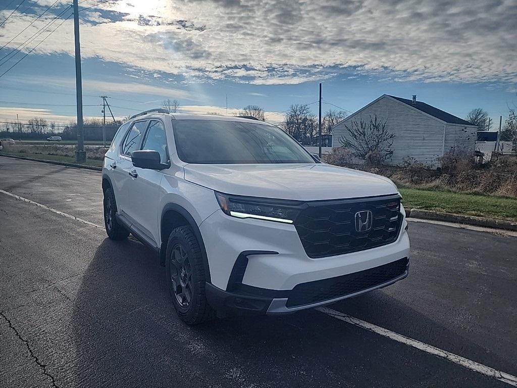 new 2025 Honda Pilot car, priced at $51,250