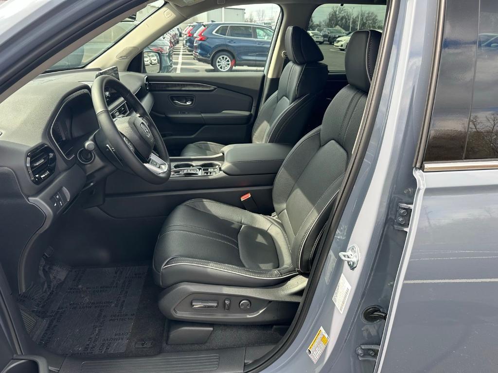 new 2025 Honda Pilot car, priced at $54,985
