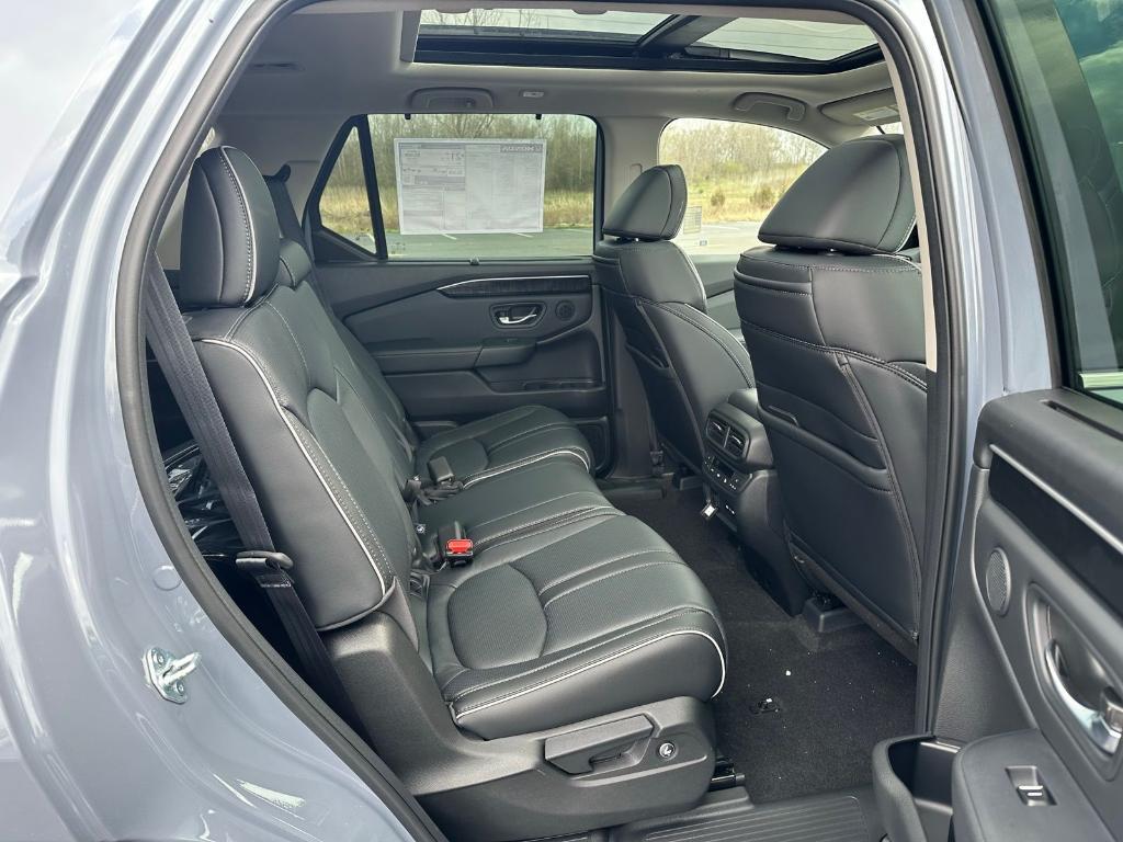 new 2025 Honda Pilot car, priced at $54,985