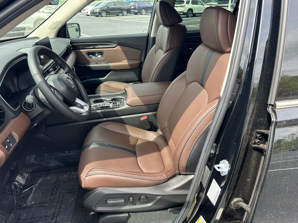 new 2025 Honda Pilot car, priced at $54,575