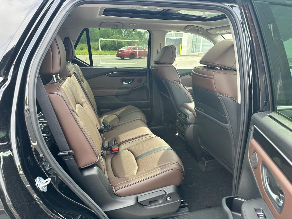 new 2025 Honda Pilot car, priced at $54,575