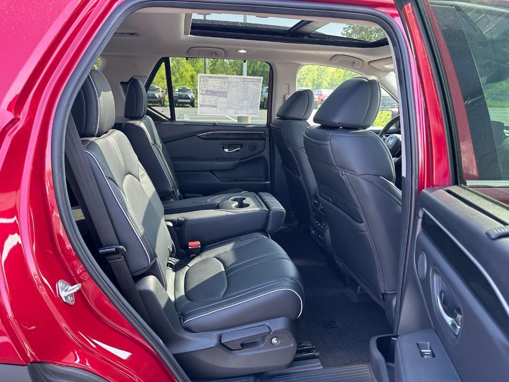 new 2025 Honda Pilot car, priced at $54,985