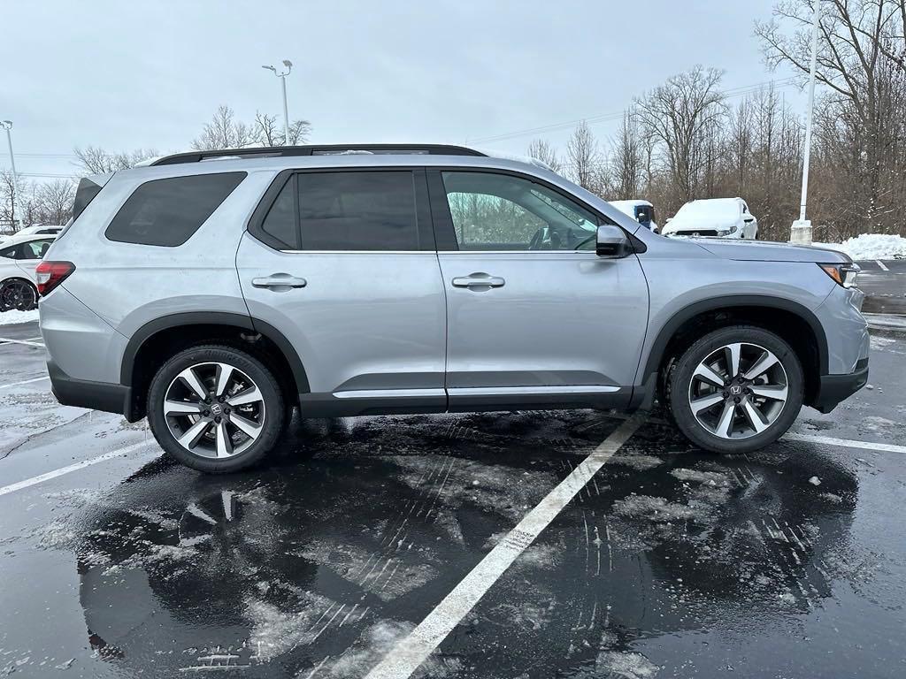 new 2025 Honda Pilot car, priced at $50,995