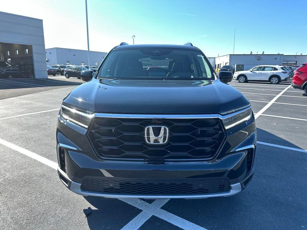 new 2025 Honda Pilot car, priced at $55,260