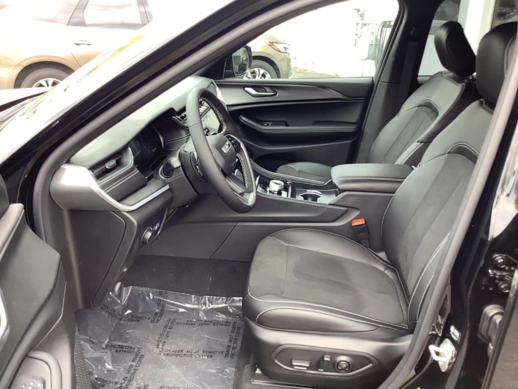 new 2025 Jeep Grand Cherokee car, priced at $46,410
