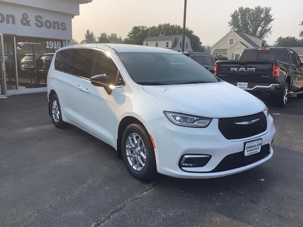 new 2025 Chrysler Pacifica car, priced at $44,884