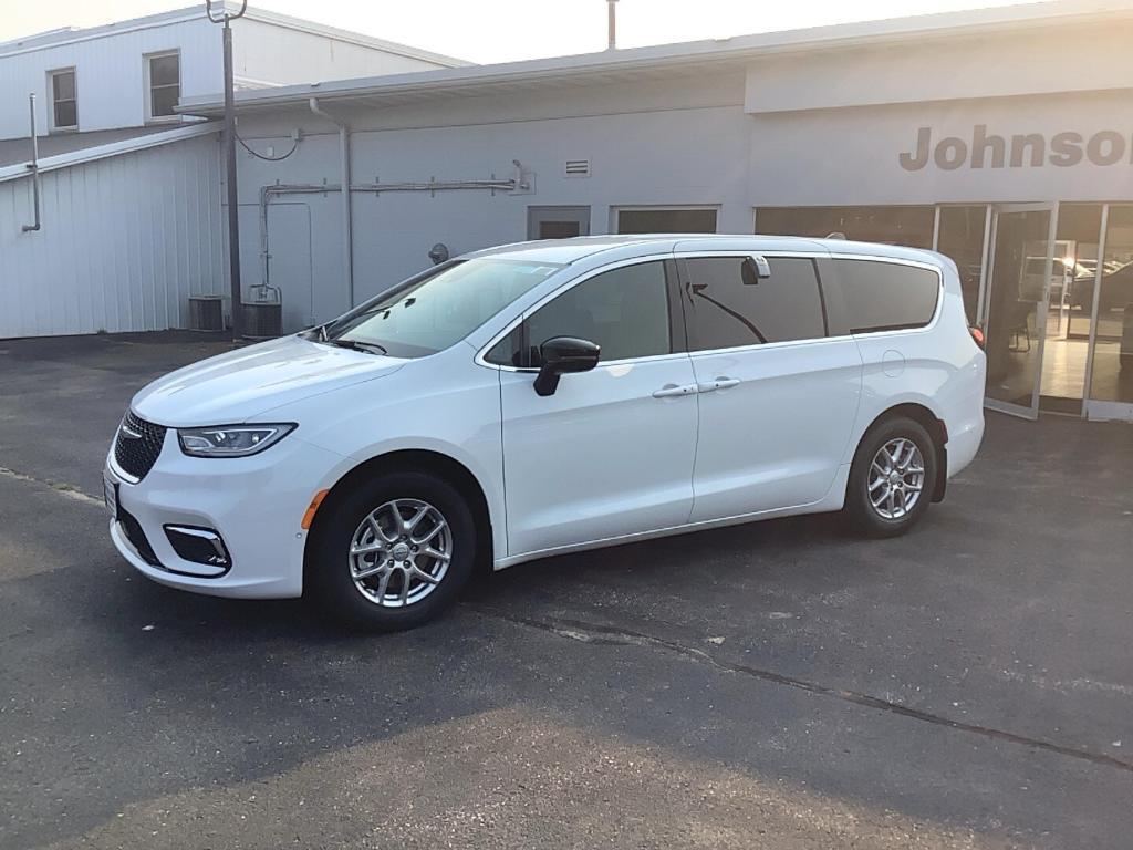 new 2025 Chrysler Pacifica car, priced at $44,884