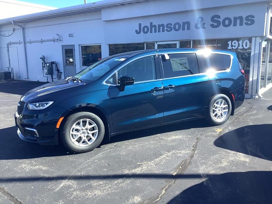 new 2024 Chrysler Pacifica car, priced at $45,365